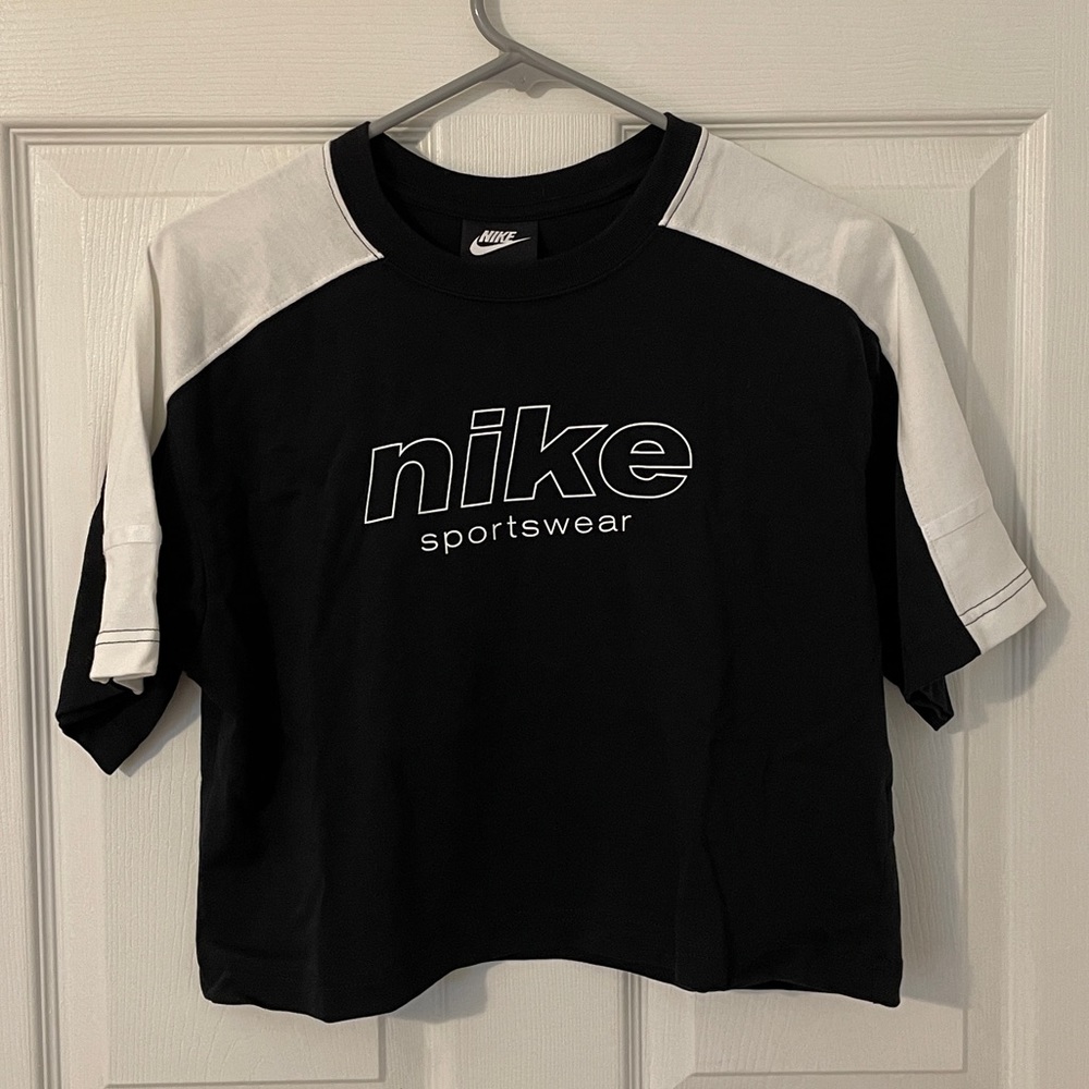 Nike Sportswear Cropped Logo T-Shirt